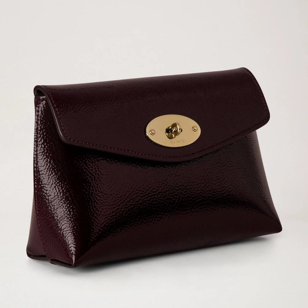 Mulberry Darley Cosmetic Pouch Deep Aubergine Patent har en glansig mörklila kosmetisk påse med gyllene spänne. Modell rl8932737v697.