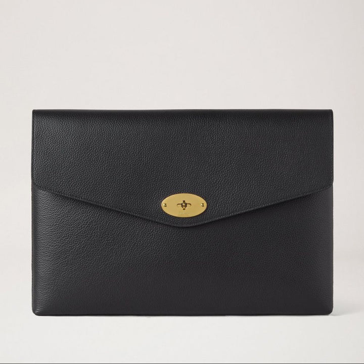 Mulberry Darley Envelope Pouch Black Small Classic Grain visar en elegant svart kuvertformad läderplånbok med ett guldfärgat spänne. Modell RL8868205A100