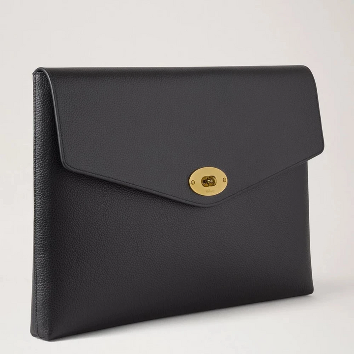 Mulberry Darley Envelope Pouch Black Small Classic Grain visar en svart kuvertpåse i läder med gulddetalj, modell RL8868205A100.