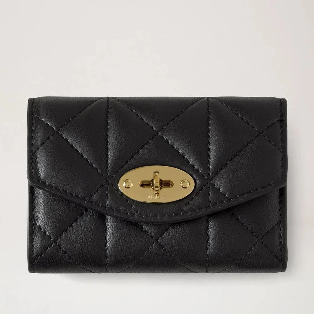 Mulberry Darley Vikt flerkortsplånbok Svart Quiltad i svart läder med guldspänne, modell RL8896676A100.
