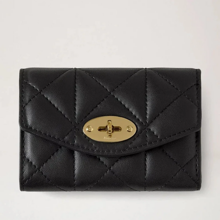 Mulberry Darley Vikt flerkortsplånbok Svart Quiltad i svart läder med guldspänne, modell RL8896676A100.