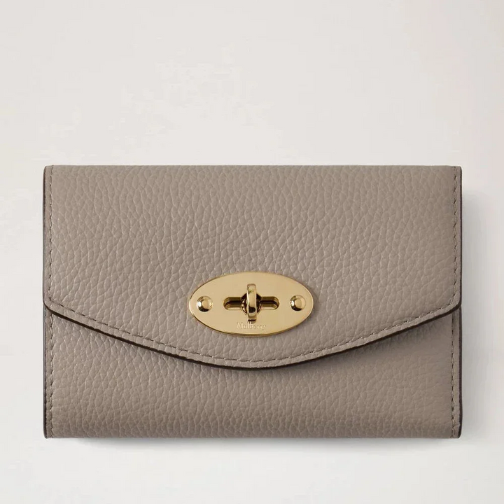 Mulberry Darley Vikt Multi-Card Plånbok Cashmere Taupe Small Classic Grain i taupe-färgat läder med guldfärgad stängning. Modell RL6665205F924.