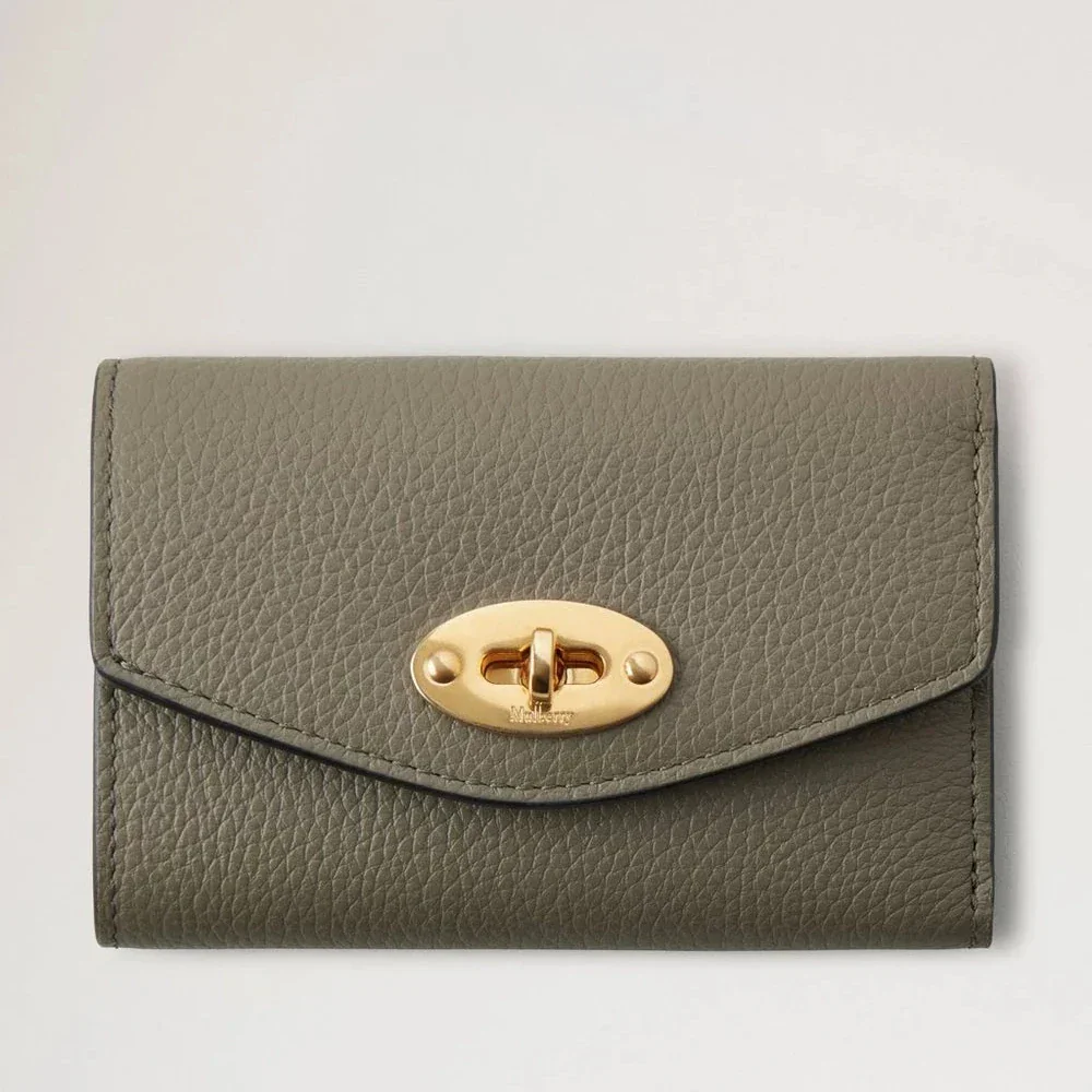 Mulberry Darley Vikt multikortsplånbok linnegrön visar en grön läderplånbok med guldspänne, modell RL6665205R563