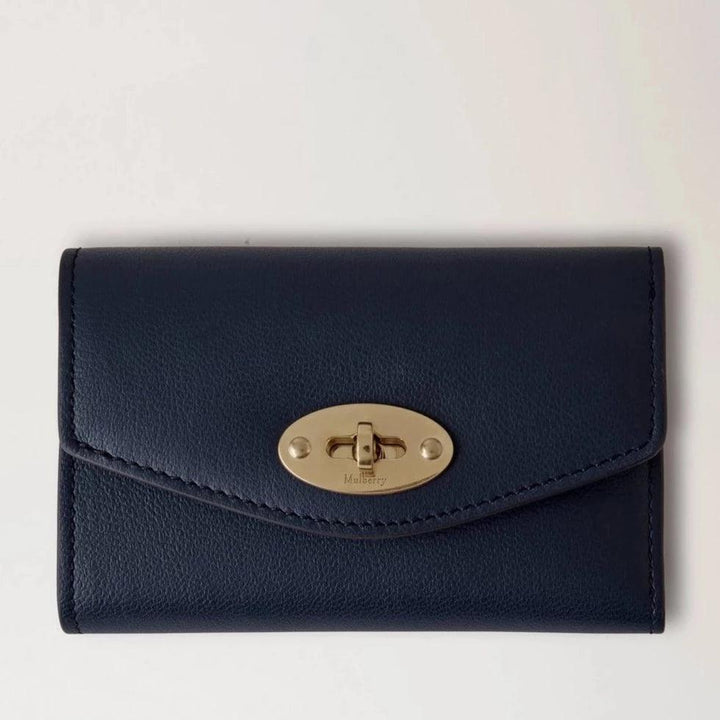 Mulberry Darley Vikt Multi Card Wallet Night Sky i mörkblått läder, elegant frontlås. Modell RL7820587U888