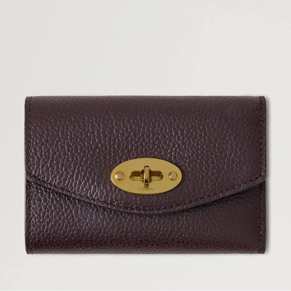 Mulberry Darley Vikt flerkortsplånbok Small Classic Grain Ebony visar en lätt brun färg Plånbok i präglat läder med gyllene vridlås. Modell RL6665205A110