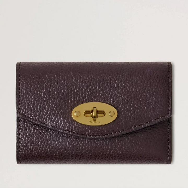 Mulberry Darley Vikt flerkortsplånbok Small Classic Grain Ebony visar en lätt brun färg Plånbok i präglat läder med gyllene vridlås. Modell RL6665205A110
