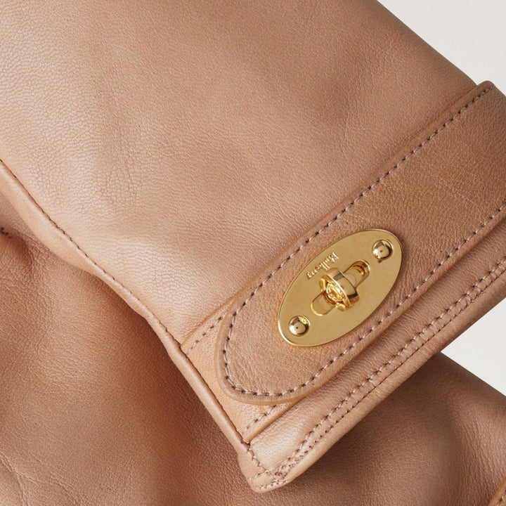 Mulberry Darley Handskar visar närbild av mjuk, ljusbrun läderhandske med elegant gyllene spänne. Modell VG4105243E631-001