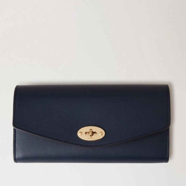 Mulberry Darley Plånbok Micro Classic Grain Night Sky i mörkblått läder med guldfärgat lås, Modell RL7816587U888.