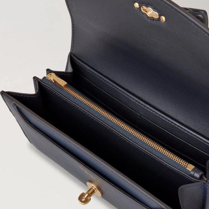 Mulberry Darley Plånbok Micro Classic Grain Night Sky visar öppna Plånbok i mörkblått läder med gulddragkedja och plats för kort, Modell RL7816587U888.