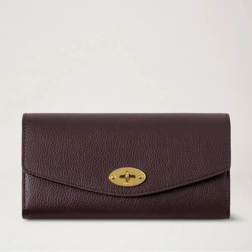 Mulberry Darley Plånbok Small Classic Grain Ebony visar en brun Plånbok i präglat läder med guldfärgat spänne. Modell RL4868205A110