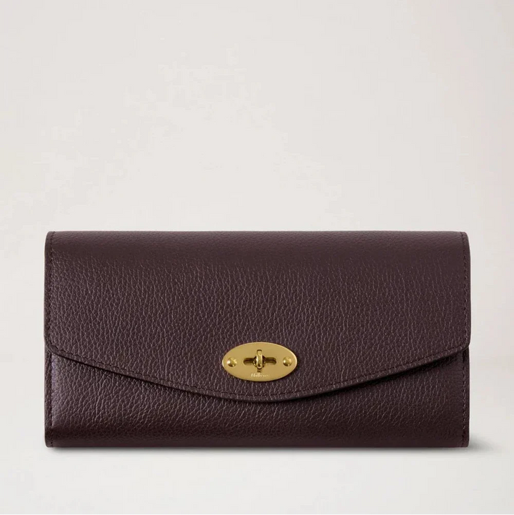 Mulberry Darley Plånbok Small Classic Grain Ebony visar en brun Plånbok i präglat läder med guldfärgat spänne. Modell RL4868205A110