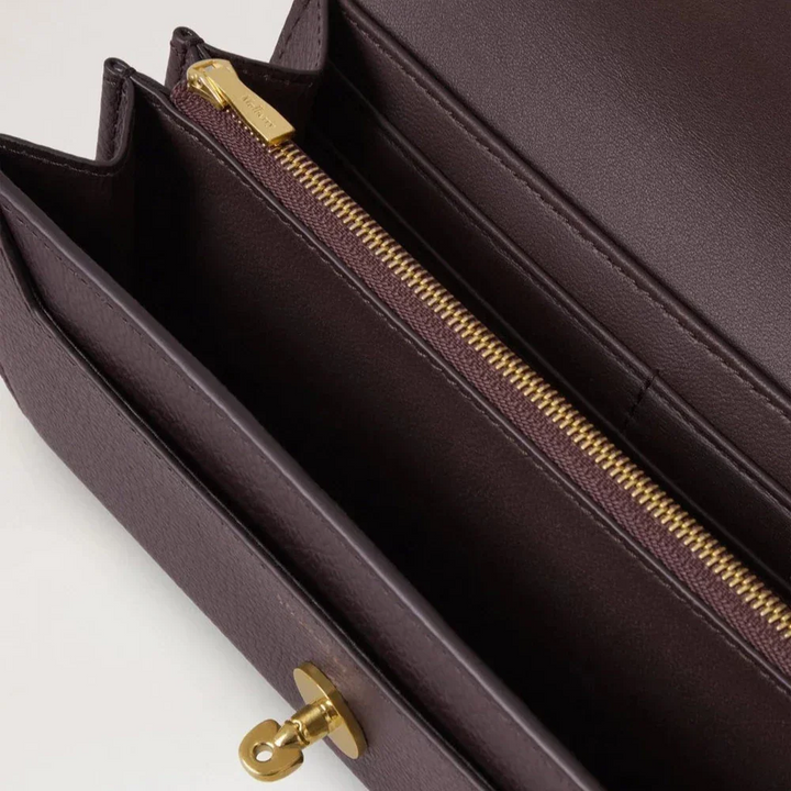 Mulberry Darley Plånbok Small Classic Grain Ebony som visar interiör med fack och gyllene dragkedja, modell RL4868205A110