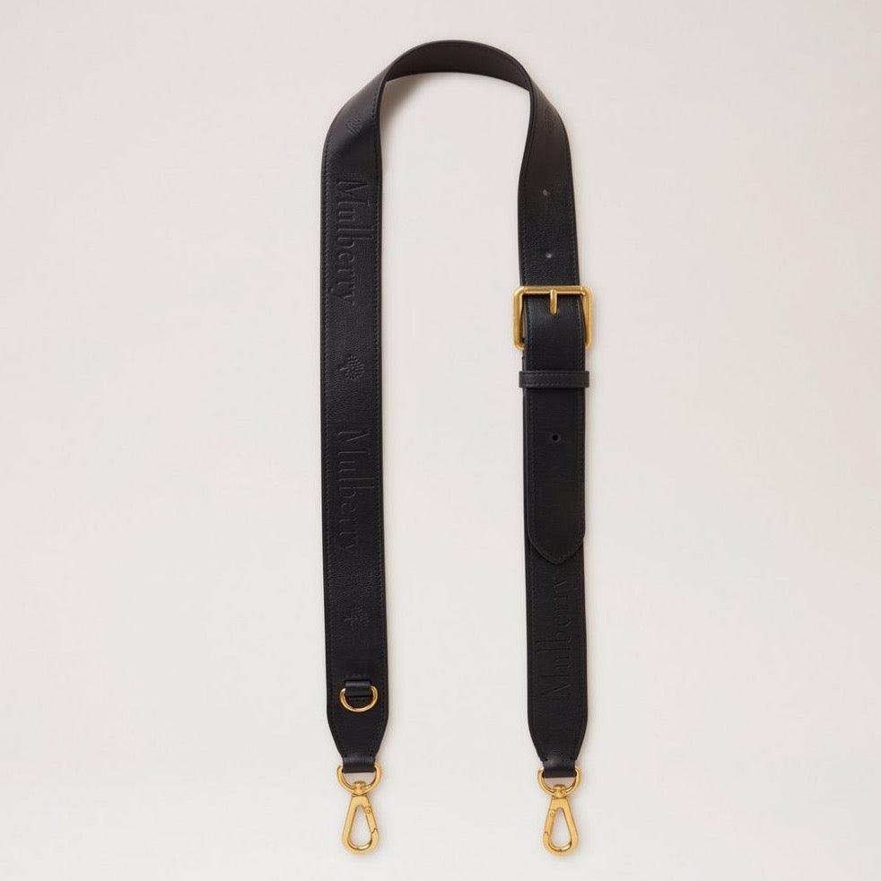 Mulberry Läderrem med präglad logotyp i svart läder med justerbart spänne och gyllene metalldelar. Modell RX0284587A100.