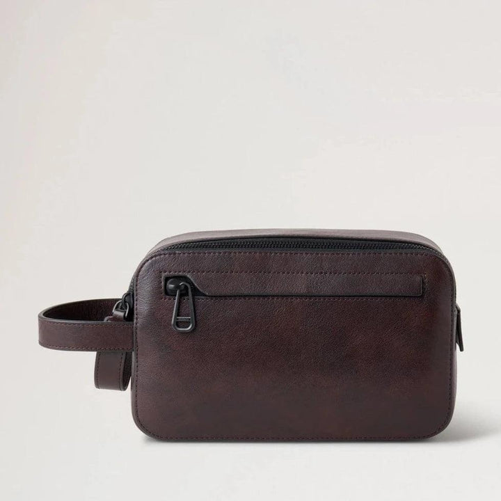 Mulberry Double Zip Wash Case Two Tone Leather Dark Chocolate i slätt mörkbrunt läder sett framifrån. Modell RL7941/611E115