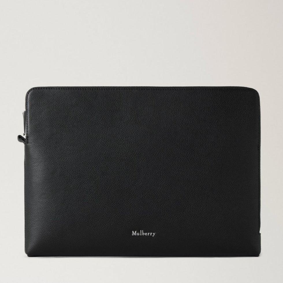 Mulberry Farringdon Tech Folio Small Pebble Grain visar upp en elegant svart folder i kornigt läder. Modell RL8272645A100.