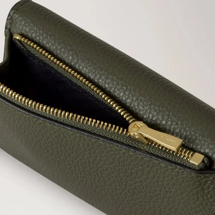Mulberry Vikt Multi-Card plånbok i enbärsgrönt, litet klassiskt narvläder, närbild av dragkedja och struktur.