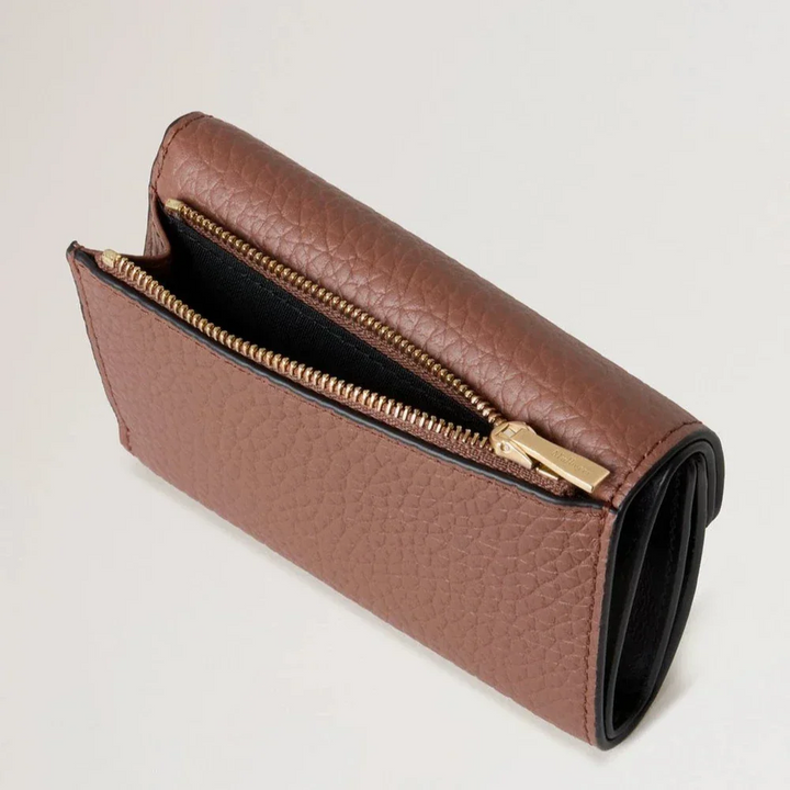 Mulberry Vikt Multicard-plånbok Bright Oak visar brun läderplånbok med gyllene dragkedja. Modell RL6660736G222