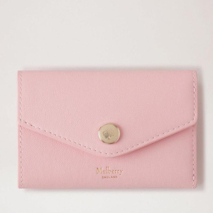 Mulberry Vikt flerkortsplånbok Micro Classic Grain Powder Rose har en kompakt, rosa läderplånbok med en gyllene knapp. Modell RL7841587J999
