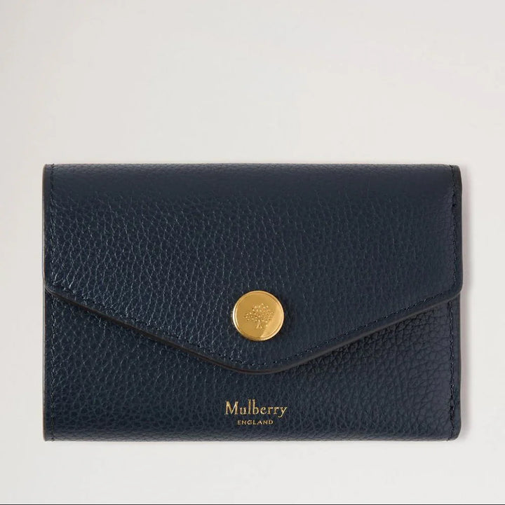 Mulberry Vikt Multicard Wallet Night Sky sedd framifrån i mörkblått läder med guldfärgad tryckknapp. Modell rl6447205u888-1