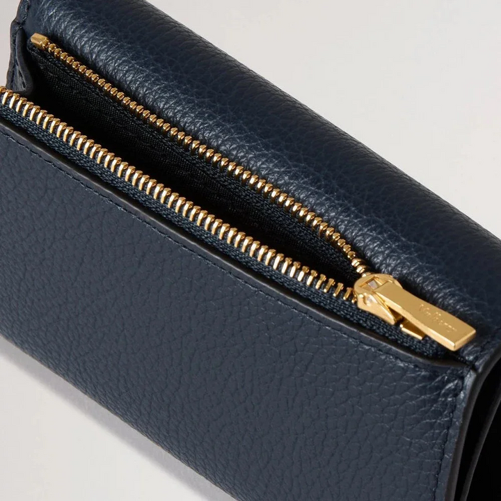 Mulberry Vikt Multicard Wallet Night Sky har en mörkblå läderdetalj och gyllene dragkedja.