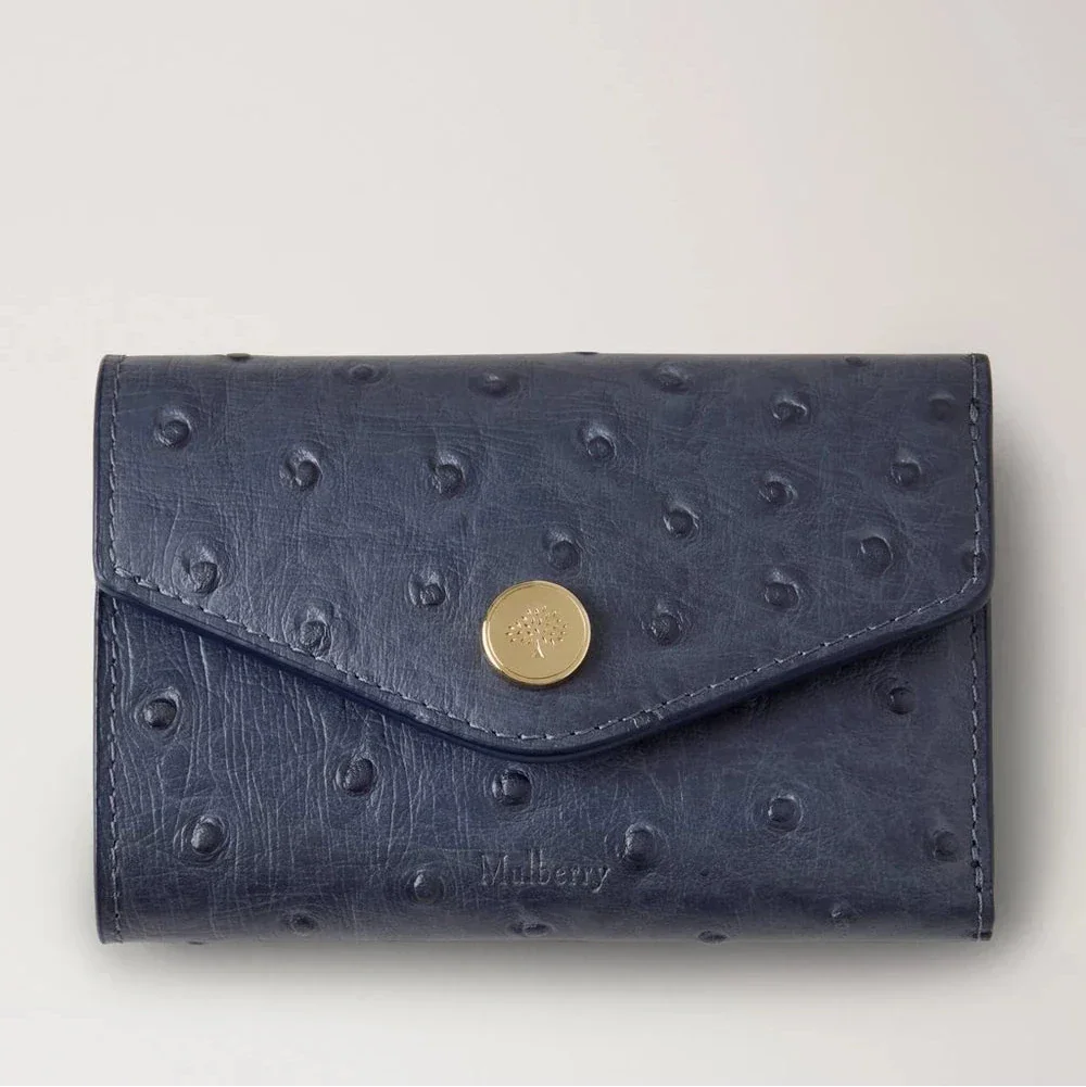 Mulberry Vikt Multicard Plånbok Ostrich Stormy Blue visar en exklusiv Plånbok i blått prickigt läder med mässingslås. Modell RL8946738U918.