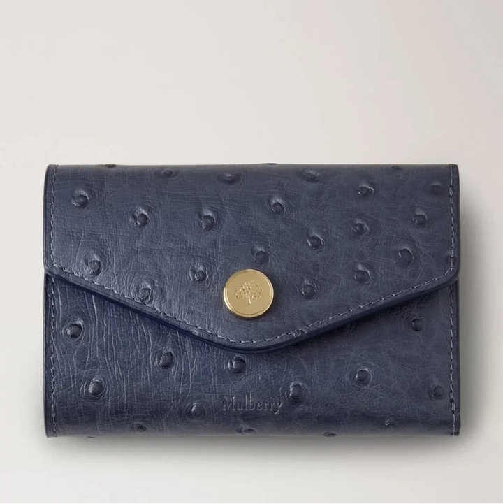 Mulberry Vikt Multicard Plånbok Ostrich Stormy Blue visar en exklusiv Plånbok i blått prickigt läder med mässingslås. Modell RL8946738U918.