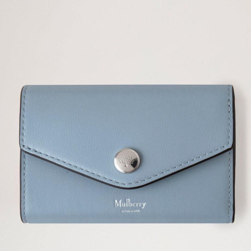 Mulberry Vikt flerkortsplånbok Poplin Blue visar en ljusblå läderplånbok med silver tryckknapp, modell RL7841587U804.