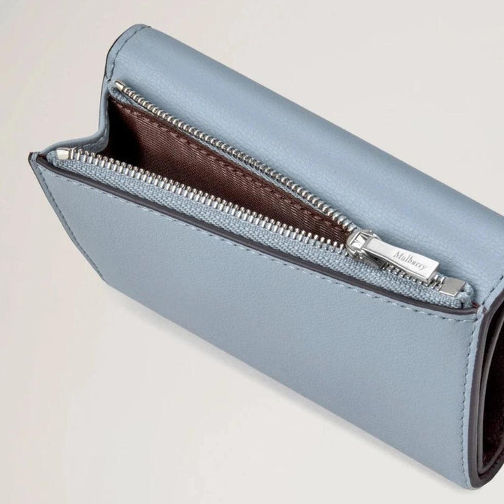 Mulberry Vikt multikortplånbok Poplin Blue visar närbild av blå läderplånbok med silverdragkedja. Modell RL7841587U804.