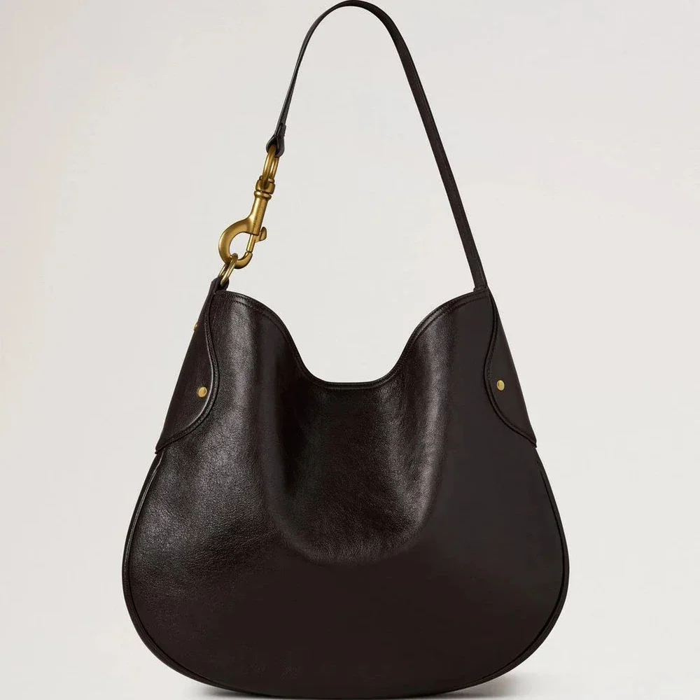 Mulberry Hackney Shoulder Bag Ebony Shiny Buffalo visar upp en elegant mörk axelväska i glansigt läder med gyllene detaljer. Modell hh9963726a110