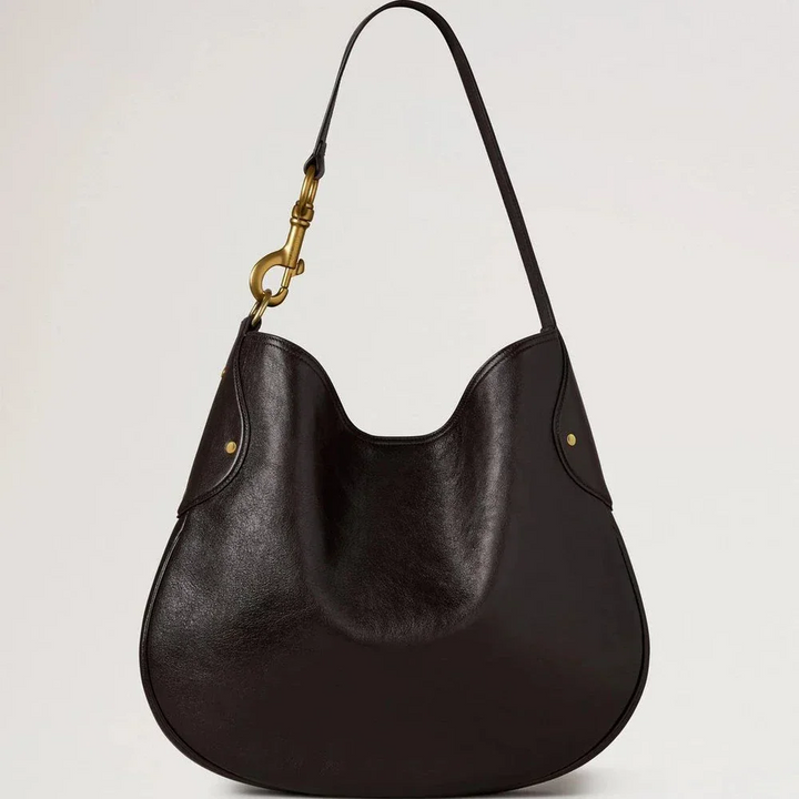 Mulberry Hackney Shoulder Bag Ebony Shiny Buffalo visar upp en elegant mörk axelväska i glansigt läder med gyllene detaljer. Modell hh9963726a110