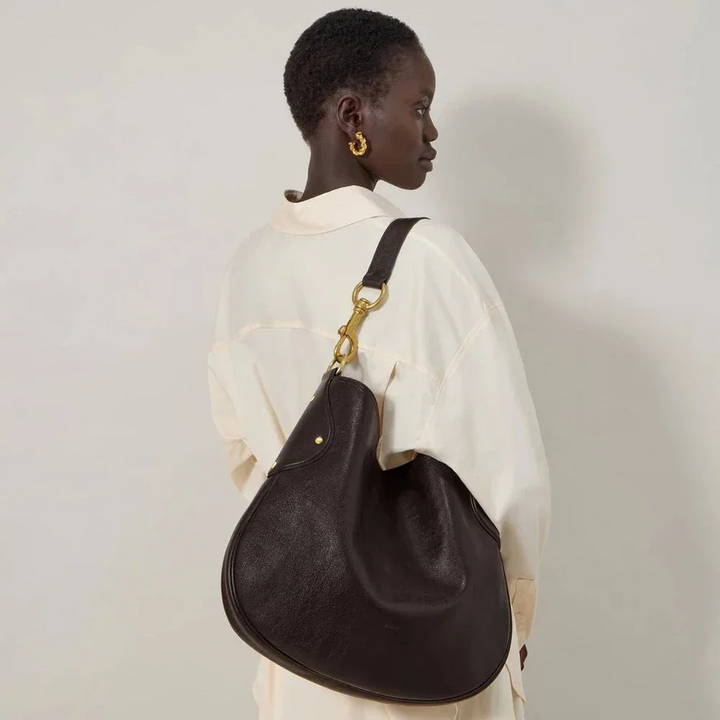 Mulberry Hackney axelväska Ebony Shiny Buffalo visas bärs över axeln, mörkbrun läderväska, modell hh9963726a110