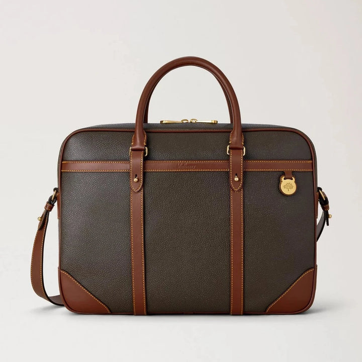 Mulberry Heritage Portfölj Scotchgrain Mole Cognac visar elegant brunt läderfodral med gulddetaljer. Modell HB5130127Q330.