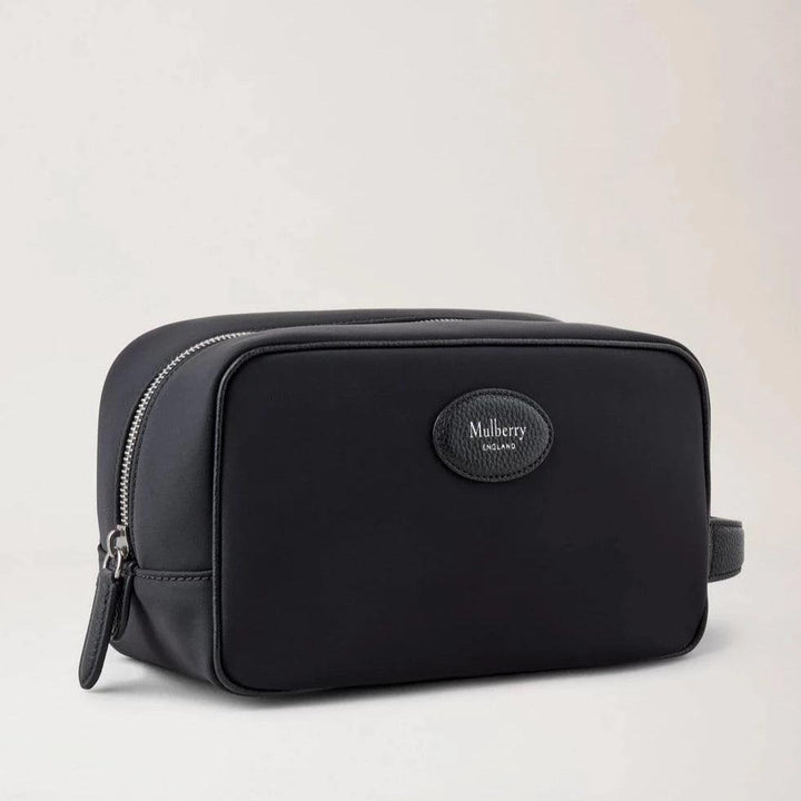 Mulberry Heritage Wash Case Nylon i svart nylon med dragkedja och diskret Mulberrylogotyp. Modell RL7938179A100