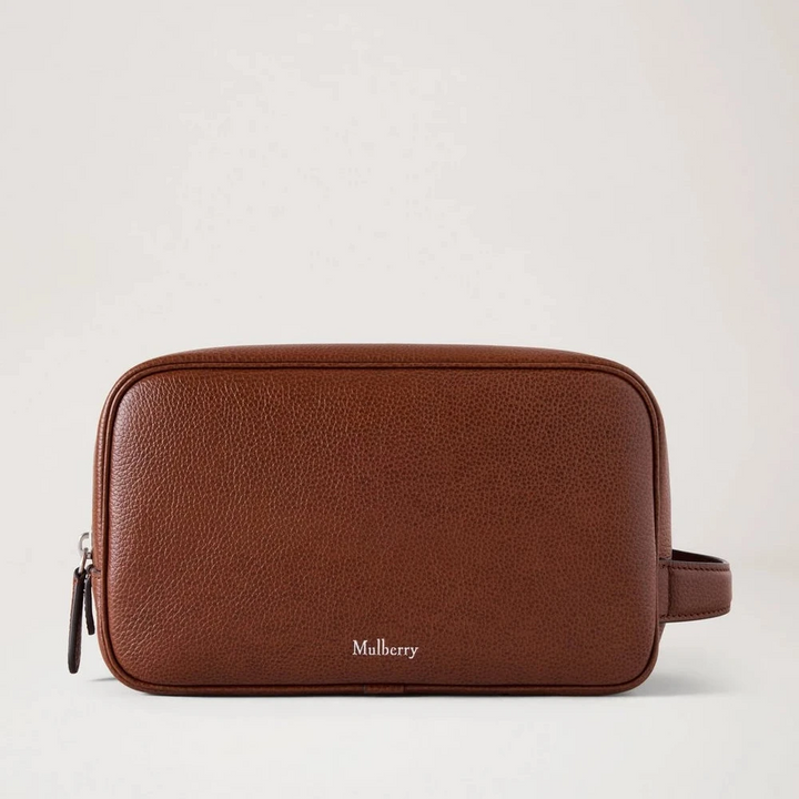 Mulberry Heritage Wash Case Two Tone Oak visar en brun necessär i slätt läder med diskret logotyp, modell RL8911552G110.