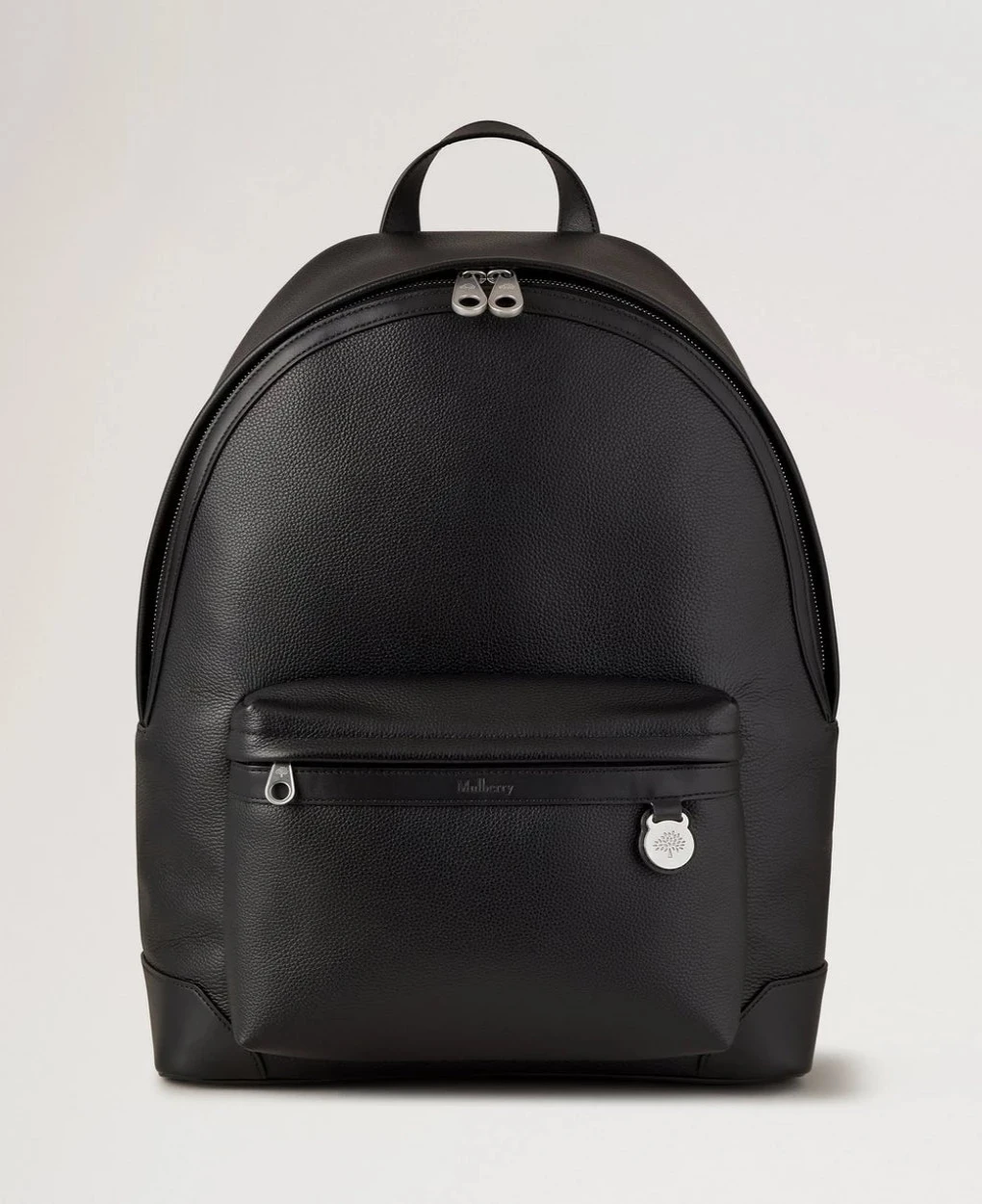 Mulberry Heritage Zipped Backpack Black Small Classic Grain visar en svart läderryggsäck med silverdragkedjor. Modell HH9925205A100