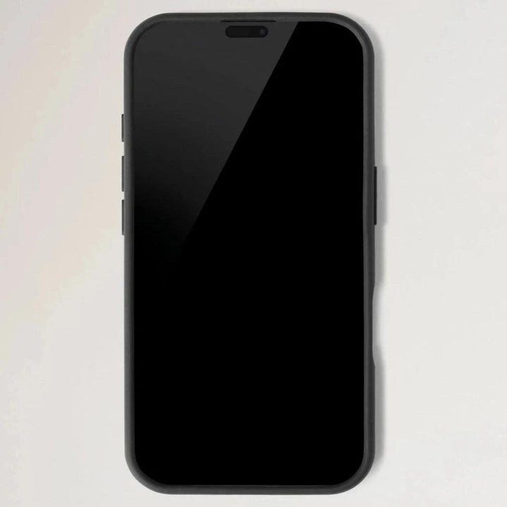 Mulberry iPhone 16 Cover Black visar ett svart skal i minimalistisk design. Modell RL8713205A100.
