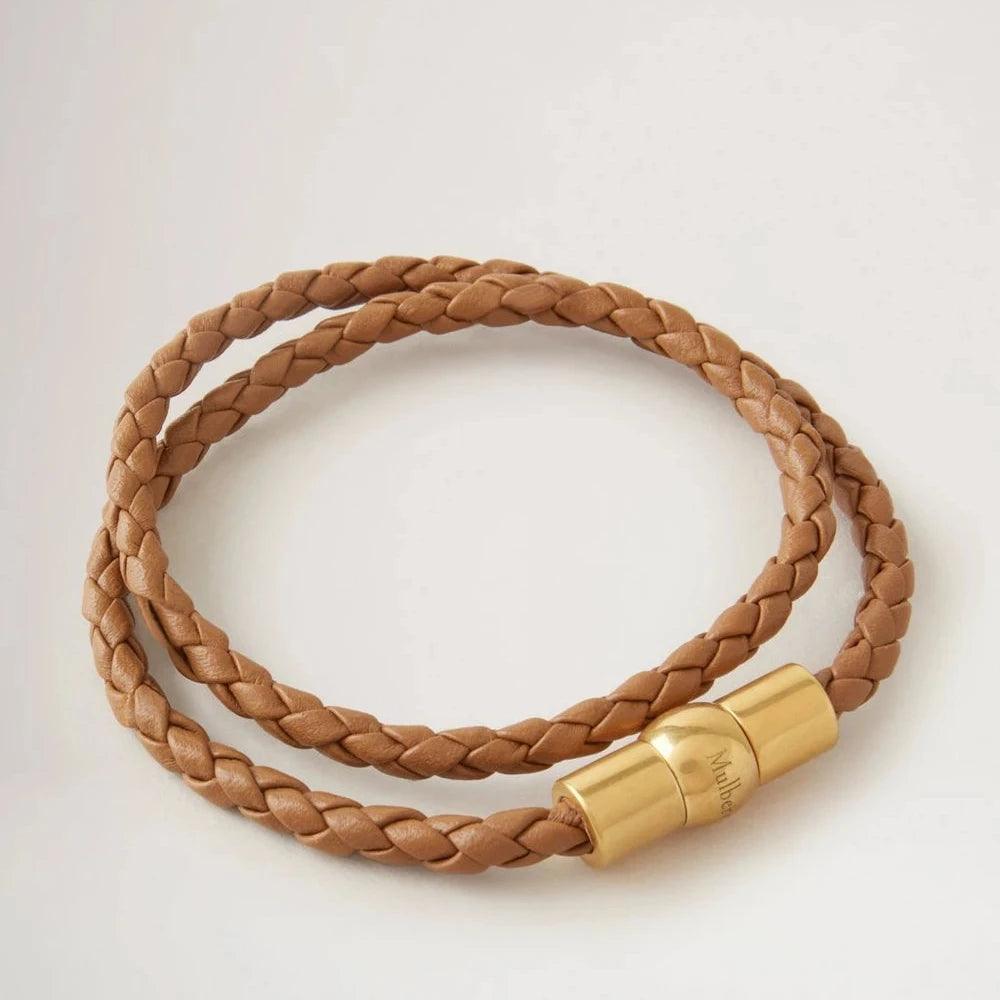 Mulberry Iris Unisex Woven Double Leather Armband teak med flätat läder och guldlås. Modell QB2384558F180-001