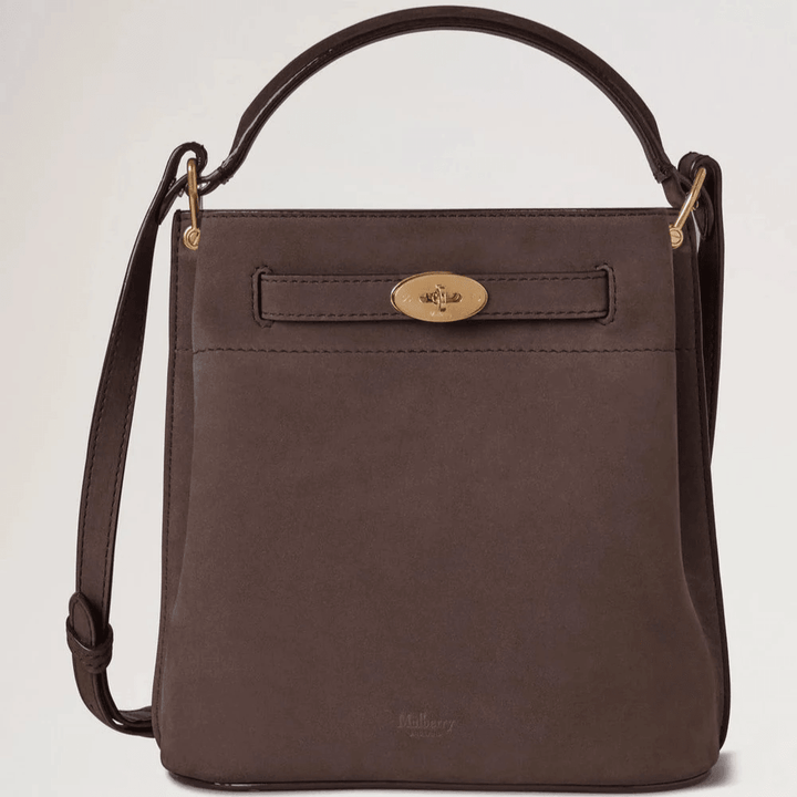 Mulberry Islington Bucket Nubuck Ebony visar en brun axelväska i nubuck med gyllene detaljer. Modell HH9567687A110.