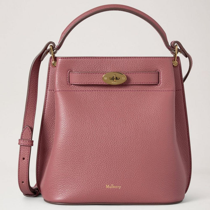 Mulberry Islington Bucket Pink Scrumpy Small Classic Grain sedd framifrån i rosa läder med gulddetaljer. Modell hh9390205j647