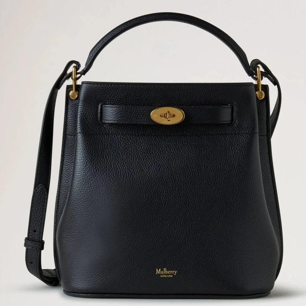 Mulberry Islington Bucket Small Classic Grain Black visar en elegant svart läderväska med guldspänne. Modell HH9390205A100.