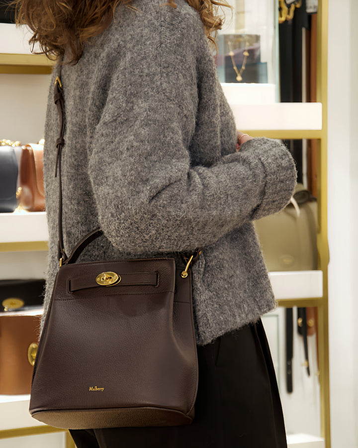 Mulberry Islington Bucket Small Classic Grain Ebony bärs av en kvinna, brun läderväska med gulddetaljer. Modell HH9390205A110