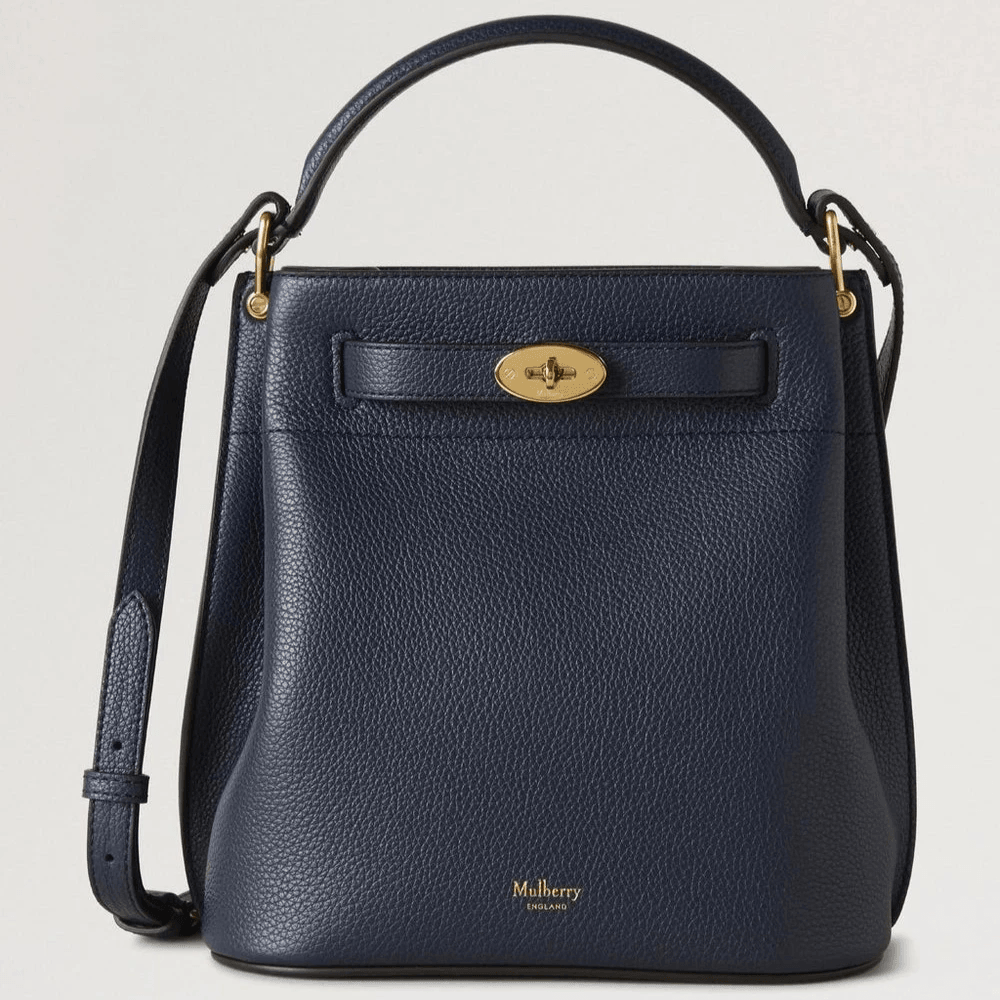 Mulberry Islington Bucket Small Classic Grain Night Sky har en liten väska i mörkblått läder med gulddetaljer. Modell hh9390205u888.