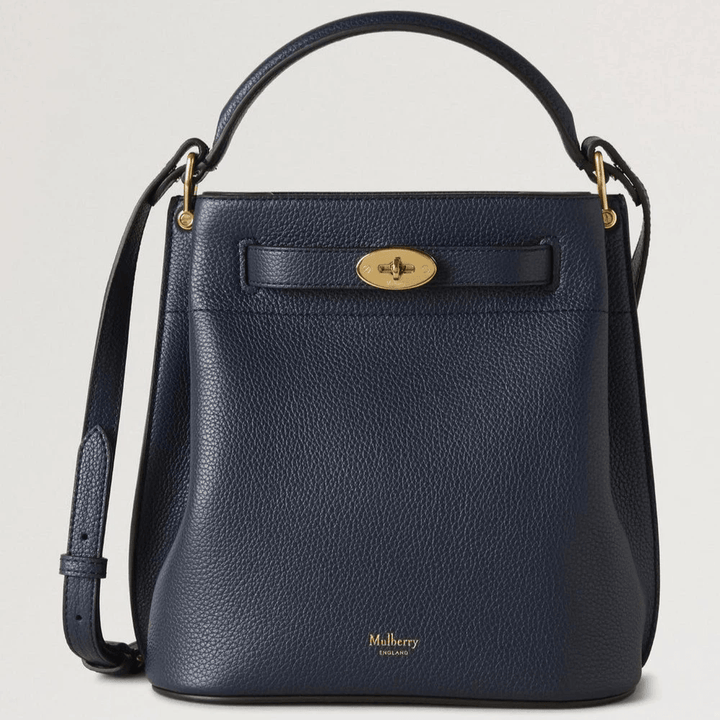 Mulberry Islington Bucket Small Classic Grain Night Sky har en liten väska i mörkblått läder med gulddetaljer. Modell hh9390205u888.
