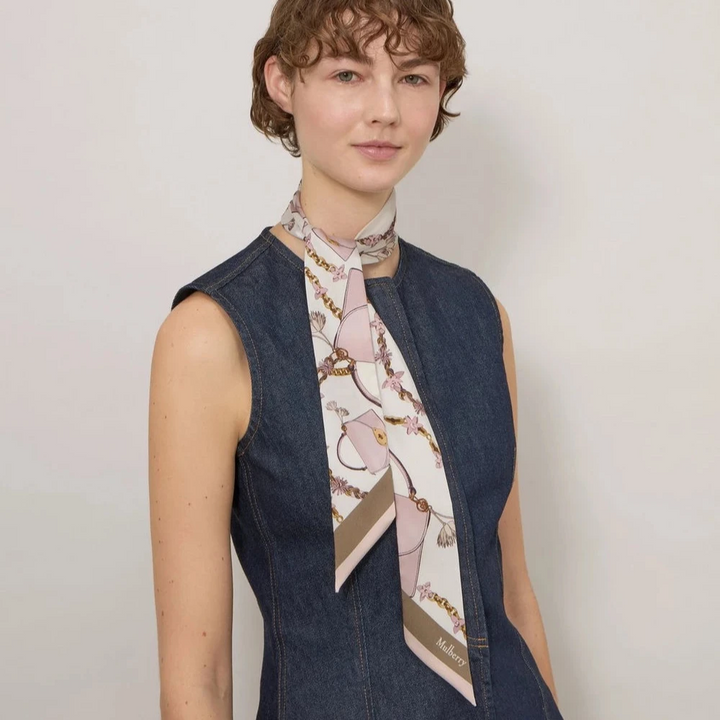 Mulberry Lana Bag and Chains Skinny Scarve Eggshell/Blossom Rosa, elegant halsduk i ljusa nyanser stylad runt halsen. Modell VS4849115W569