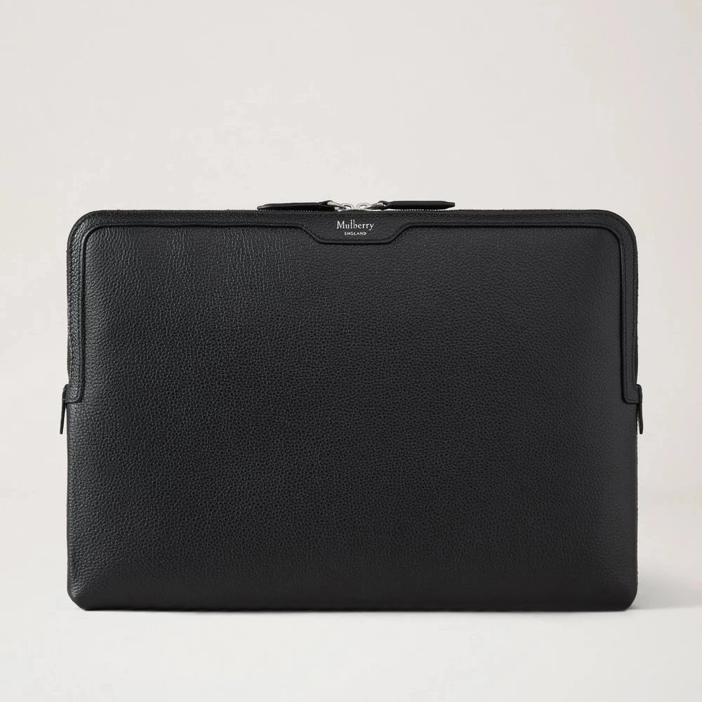 Mulberry Laptopfodral Black Small Classic Grain visar ett elegant svart läderfodral för laptop, modell RL8791205A100.