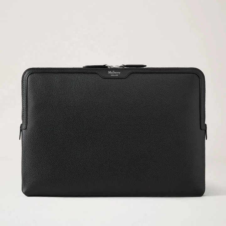 Mulberry Laptopfodral Black Small Classic Grain visar ett elegant svart läderfodral för laptop, modell RL8791205A100.