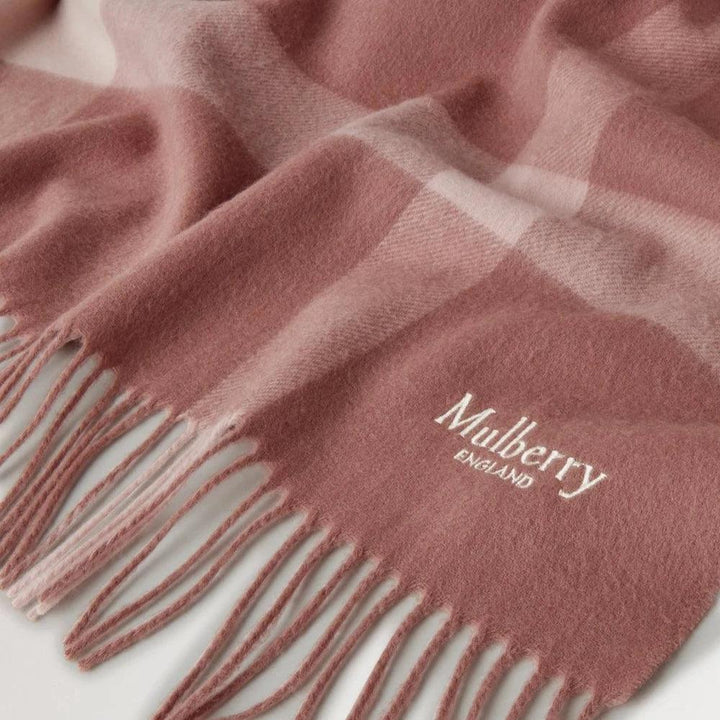 Mulberry Stor rutig Merinoullscarf visar rosa rutig ull med fransar, modell VS4295889J645.