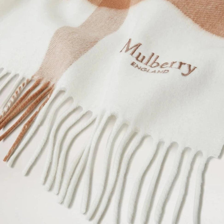 Mulberry Stor rutig merinoullscarf med ljus beige och vitrutig ull, fransar och broderad logotyp. Modell VS4295889E640.