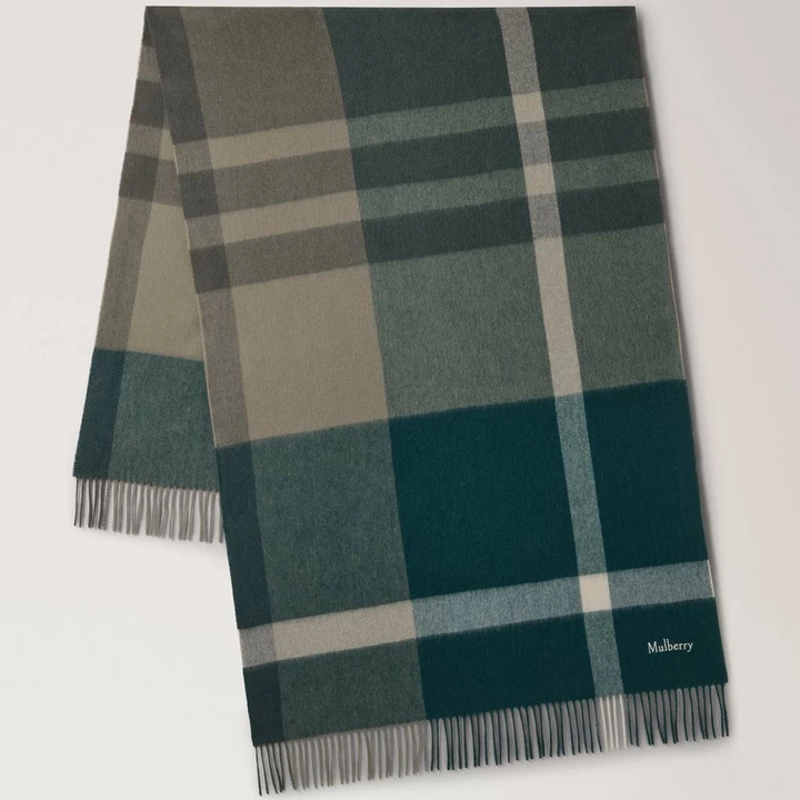 Mulberry Large Check Merino Wool Scarf visas i gröna nyanser med ett rutigt mönster och fransar. Modellvs4295889q750