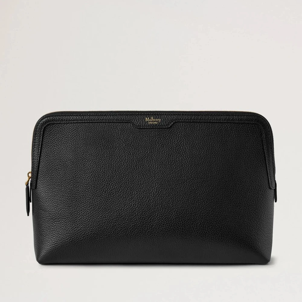 Mulberry Large Cosmetic Pouch Black Small Classic Grain i svart läder med synliga gulddetaljer. Modell RL8790205A100.